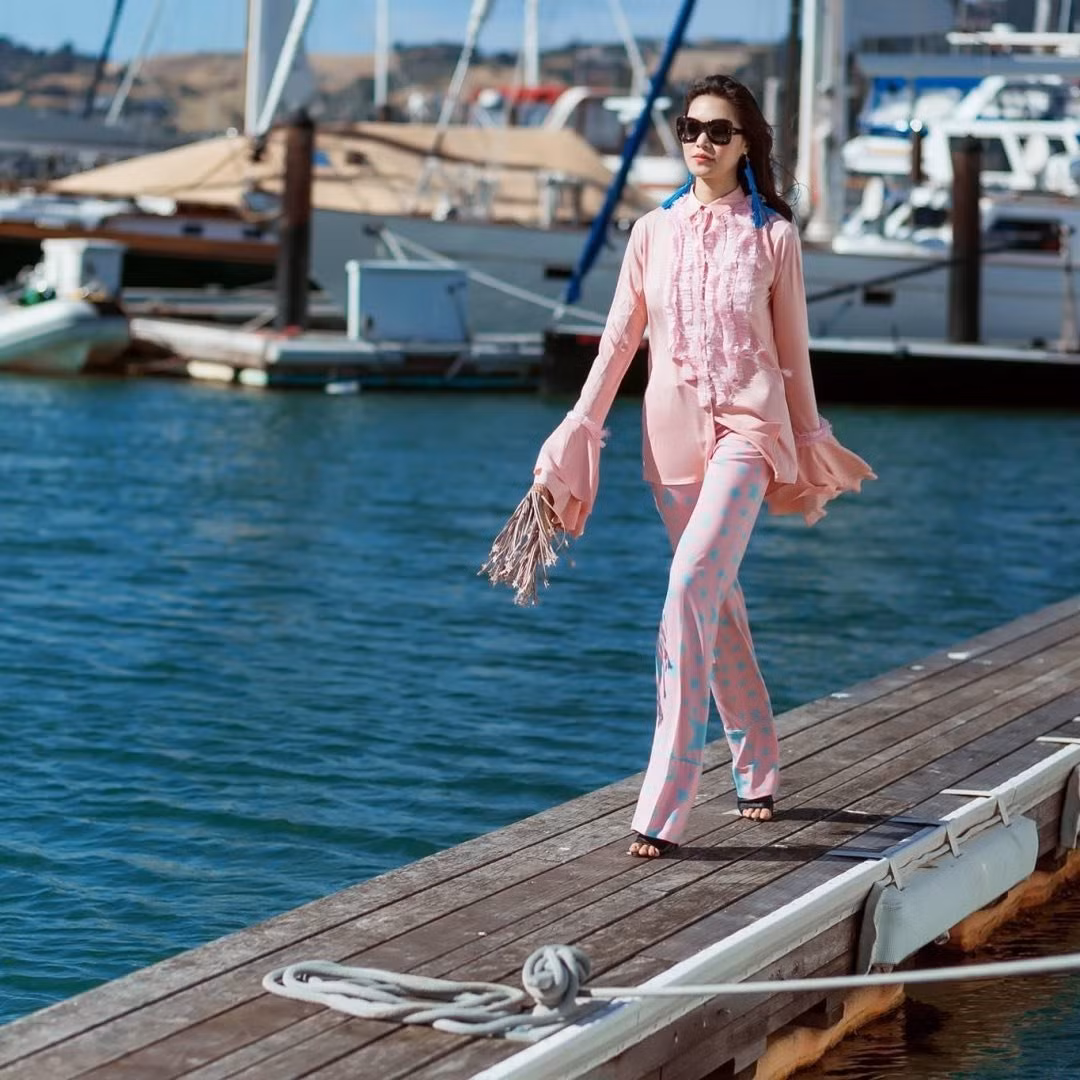 Gần đây, Hoa hậu Thùy Dung chăm cập nhật mạng xã hội và xuất hiện nhiều hơn trong các sự kiện thời trang hơn trước.