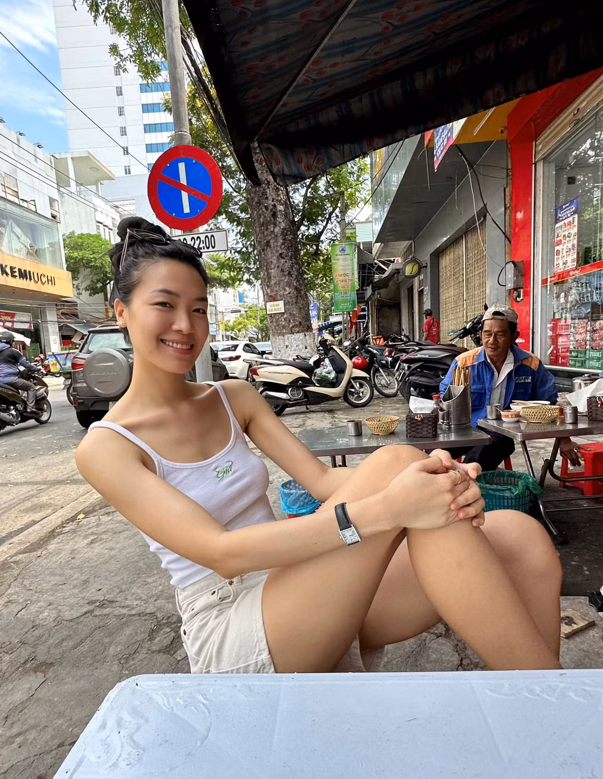 Nàng hậu chuộng phong cách thời trang giản dị, gương mặt mộc tự nhiên.