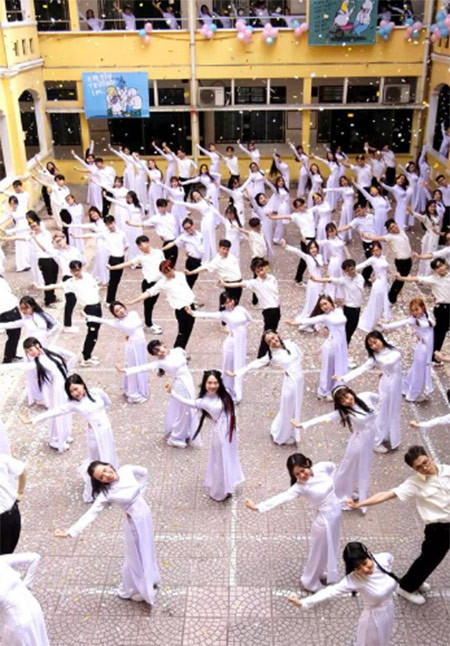 Tham gia MV "Đẩy xe bò" của Phương Mỹ Chi là 200 vũ công gồm các dancer vũ đoàn OH và các bạn sinh viên.