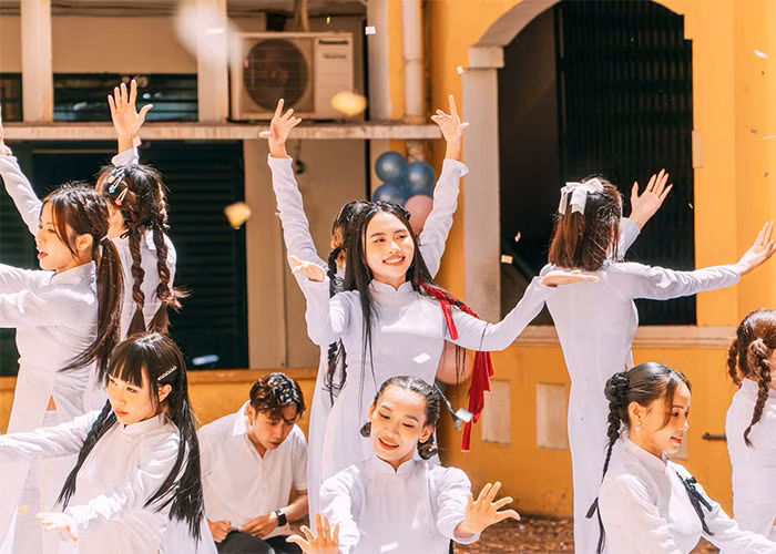 Một cảnh quay trong MV "Đẩy xe bò" được thực hiện tại trường THCS Hồng Bàng.