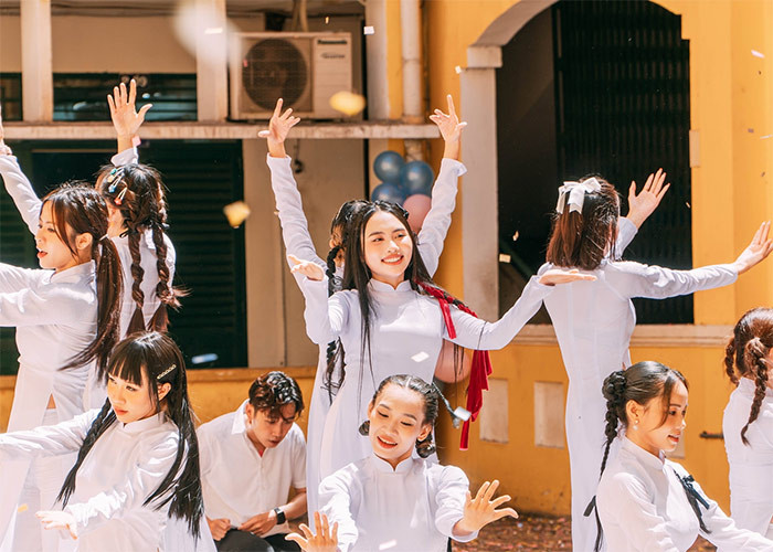 Một cảnh quay trong MV "Đẩy xe bò" được thực hiện tại trường THCS Hồng Bàng.