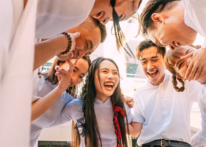 Phương Mỹ Chi cùng các dancer nhanh chóng thân thiết nhờ có sự tương đồng về độ tuổi