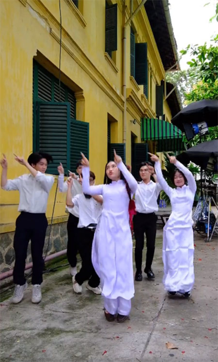 Phương Mỹ Chi tập nhảy mọi lúc mọi nơi.