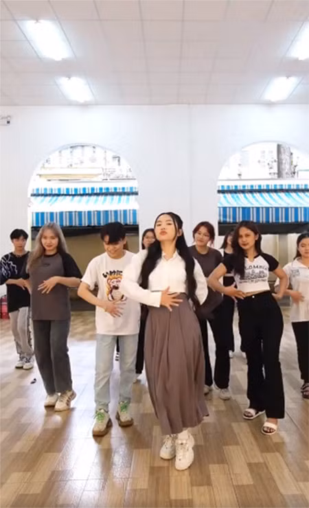 Nữ ca sĩ sinh năm 2003 miệt mài tập nhảy cùng các vũ công.