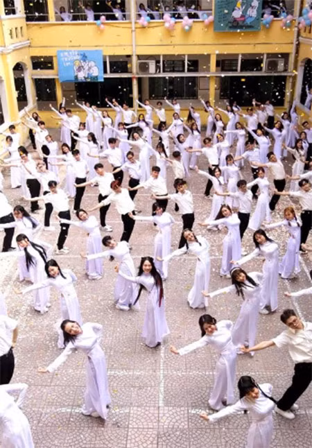 Tham gia MV "Đẩy xe bò" của Phương Mỹ Chi là 200 vũ công gồm các dancer vũ đoàn OH và các bạn sinh viên.