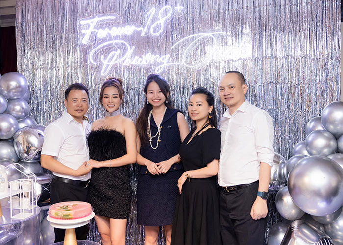 Ngày 26/7, Phương Oanh và Shark Bình tổ chức lễ ăn hỏi hoành tráng tại quê hương của cô dâu ở Hà Nam. Trước đó hai người đã đăng ký kết hôn vào ngày 15/6.