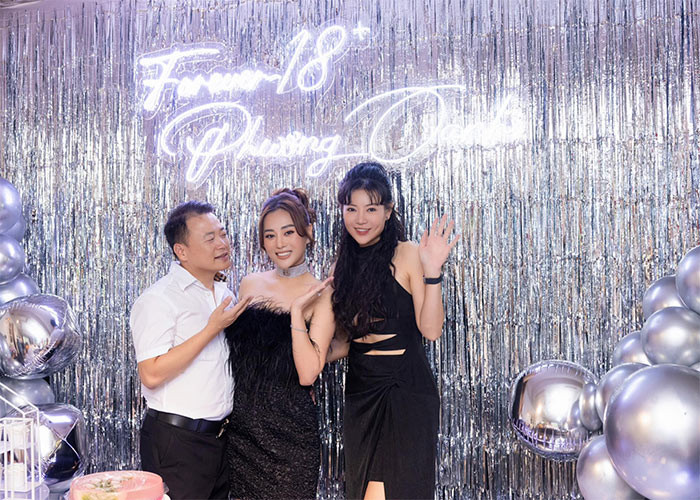 Không hôn thì Shark Bình cũng dành cho vợ ánh mắt rất si tình.