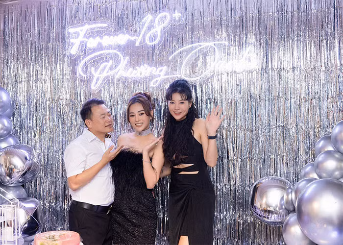 Không hôn thì Shark Bình cũng dành cho vợ ánh mắt rất si tình.