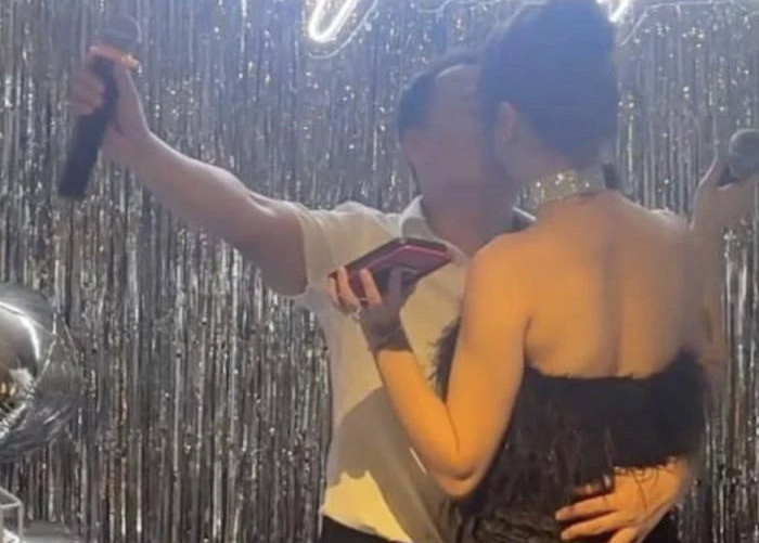 Hai vợ chồng vừa hát vừa trao nhau nụ hôn nồng nàn trong tiệc sinh nhật.