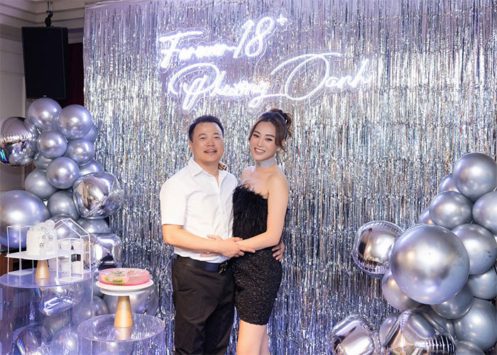 Trong tiệc sinh nhật 34 tuổi của Phương Oanh, Shark Bình dành cho vợ rất nhiều những cử chỉ tình tứ.