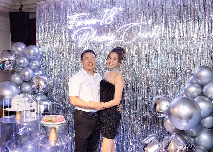 Trong tiệc sinh nhật 34 tuổi của Phương Oanh, Shark Bình dành cho vợ rất nhiều những cử chỉ tình tứ.