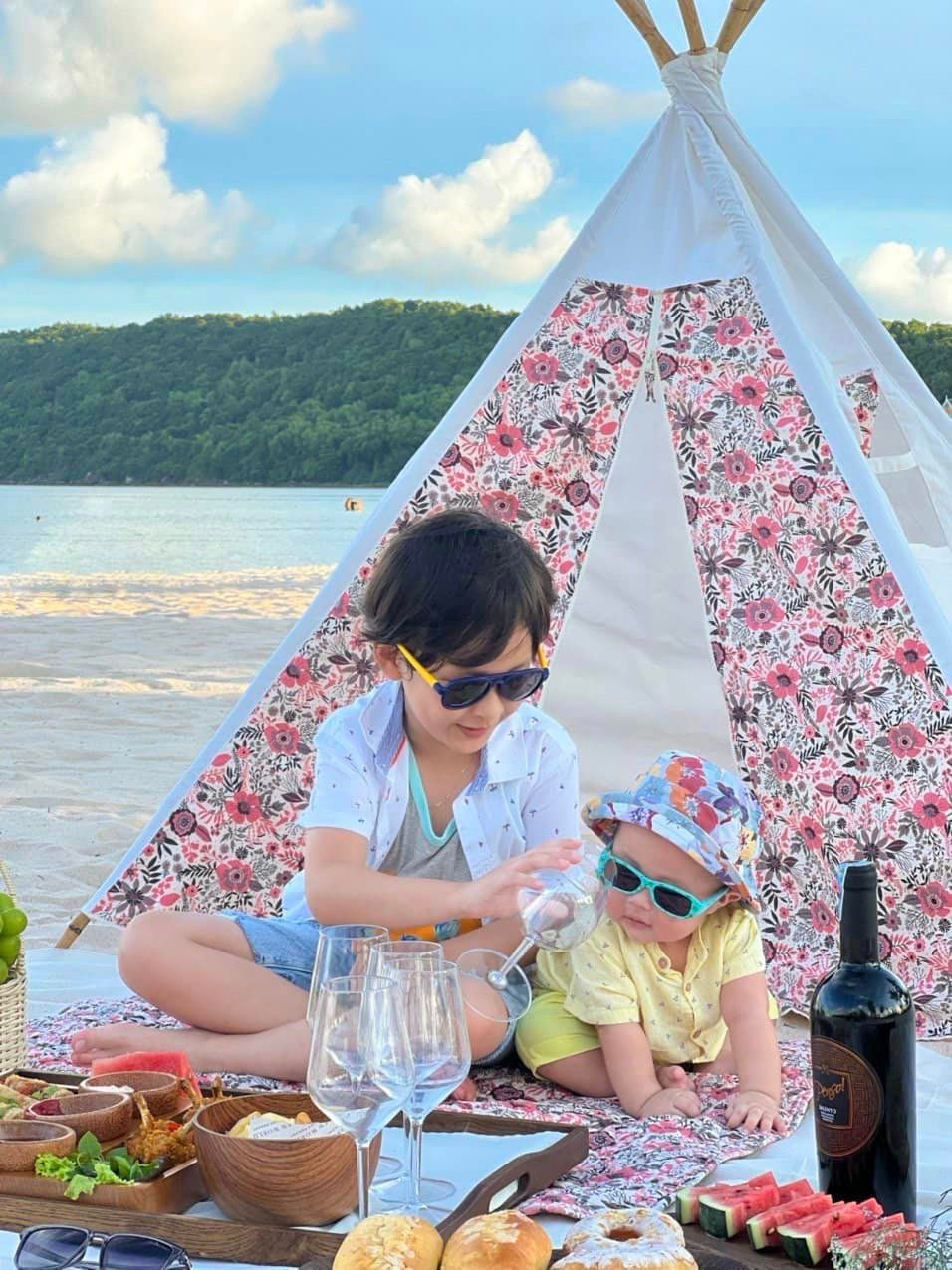 Hai người con, một riêng và một chung của bà xã hơn tuổi với Quý Bình vô cùng đáng yêu. Doanh nhân Ngọc Tiền cũng nhận được nhiều lời khen cho nhan sắc ngày càng trẻ trung ở tuổi U50.