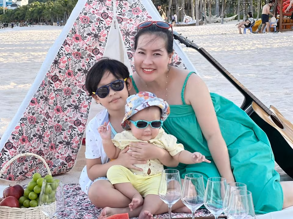 Mới đây, trên trang cá nhân, vợ Quý Bình - nữ doanh nhân Ngọc Tiền khoe ảnh nghỉ dưỡng cùng hai quý tử.