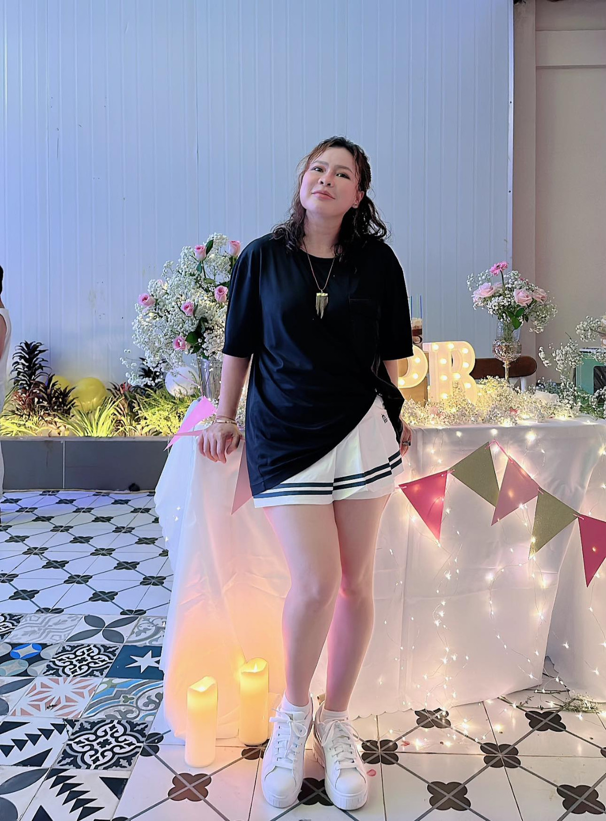 Nữ doanh nhân còn dí dỏm viết: "Bán buôn ví von như làm dâu trăm họ… Nhà có hẳn 2 nàng dâu trong tương lai! Ý em hôm nay khoe hình 2 quý tử, còn con gái rượu chọn hình mãi lâu quá đăng sau vậy". Dưới phần chia sẻ của vợ, diễn viên Quý Bình cũng gửi lời chúc tới bà xã nhân ngày Doanh nhân Việt Nam 13/10.