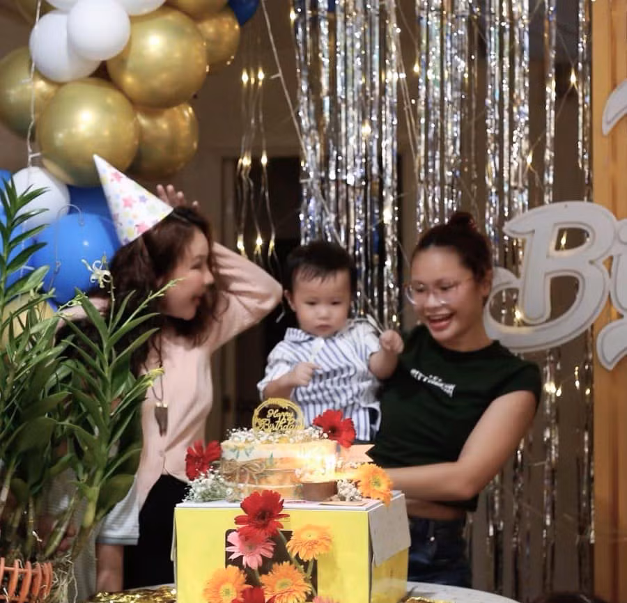 Trước khi kết hôn và sinh con trai cho ông xã diễn viên, nữ doanh nhân đã có hai người con riêng, một gái và một trai.