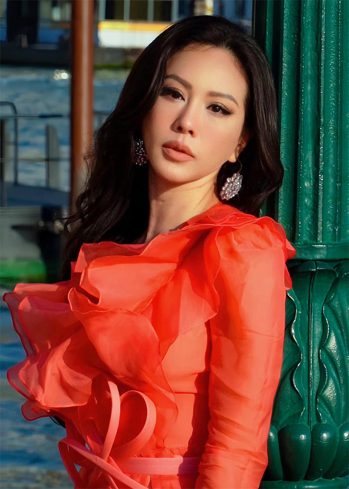 Hoa hậu Thu Hoài sinh năm 1976. Cô đăng quang Hoa hậu Phu nhân người Việt thế giới năm 2012. Người đẹp 47 tuổi là doanh nhân thành đạt, bà chủ của chuỗi cửa hàng ăn uống và thẩm mỹ viện.