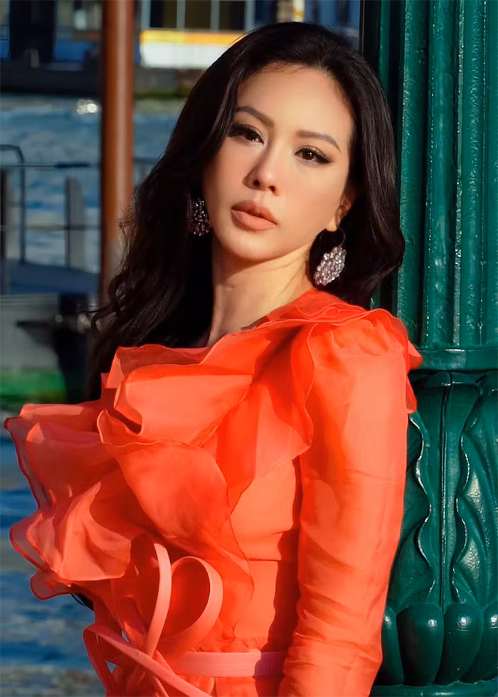 Hoa hậu Thu Hoài sinh năm 1976. Cô đăng quang Hoa hậu Phu nhân người Việt thế giới năm 2012. Người đẹp 47 tuổi là doanh nhân thành đạt, bà chủ của chuỗi cửa hàng ăn uống và thẩm mỹ viện.