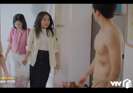 Ngoài vẻ lạnh lùng pha chút hài hước trong phim, nhân vật Lâm trong "Chúng ta của 8 năm sau" còn khiến Dương không ít lần phải "đổ gục" vì màn lộ body vạm vỡ, 6 múi của anh chàng. Ảnh: Cắt clip VTV.