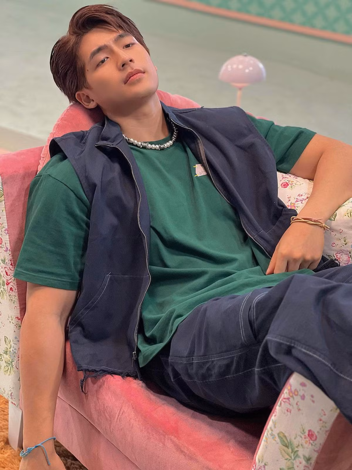 Sở hữu chiều cao 1m86, gương mặt nam tính góc cạnh cùng body 6 múi khỏe khoắn là lợi thế giúp nam chính "Chúng ta của 8 năm sau" có nhiều cơ hội trong sự nghiệp người mẫu và diễn xuất.