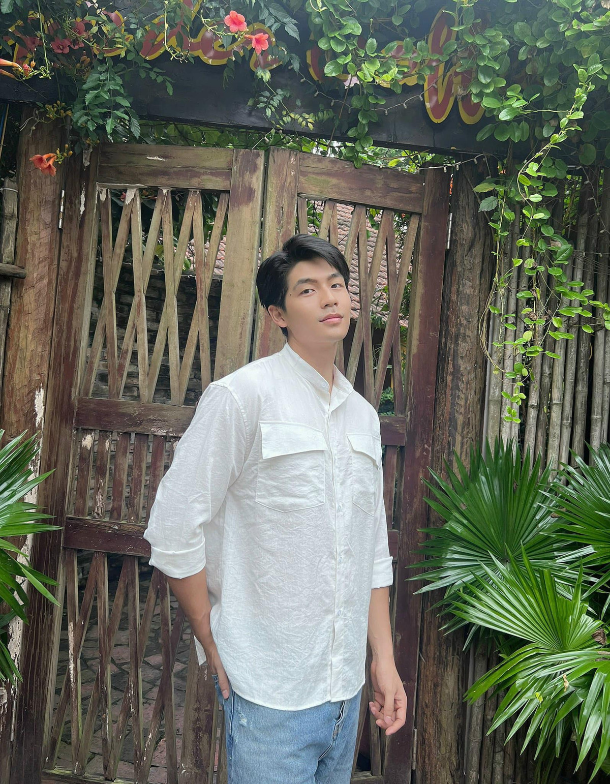 Ngoài đời, Quốc Anh từ lâu đã là mỹ nam được đông đảo bạn trẻ yêu mến nhờ tài năng cùng vẻ ngoài điển trai.