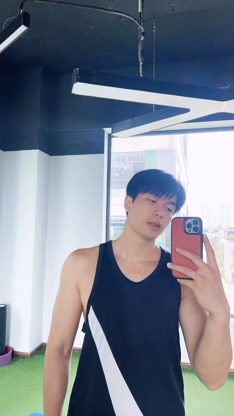 Trước "Chúng ta của 8 năm sau", hot boy họ Trần từng góp mặt trong các dự án phim truyền hình ở TP HCM. Ngoài phim truyền hình, Quốc Anh còn đóng phim điện ảnh "Trạng Quỳnh" và các MV ca nhạc.