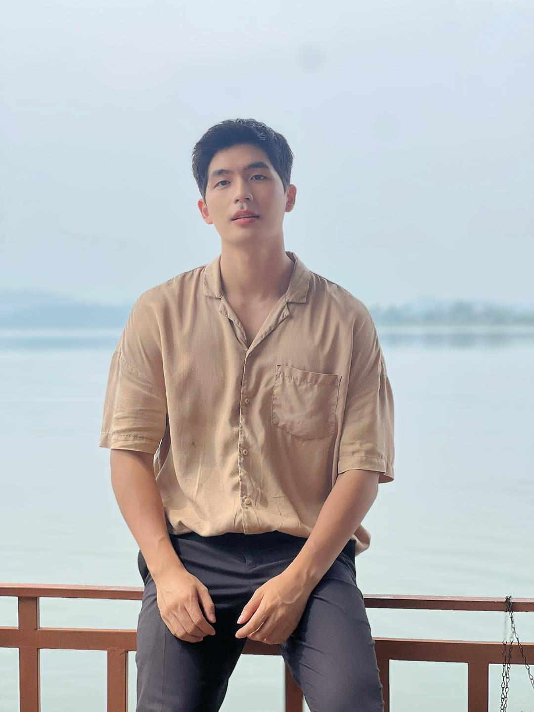 Anh xuất thân là một người mẫu, sau đó lấn sân sang công việc diễn xuất.