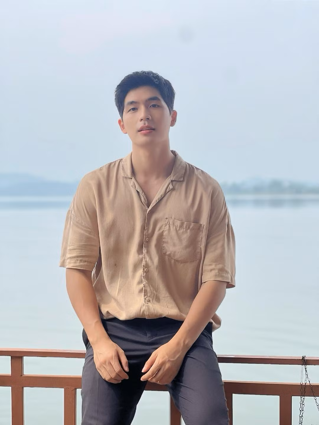 Anh xuất thân là một người mẫu, sau đó lấn sân sang công việc diễn xuất.