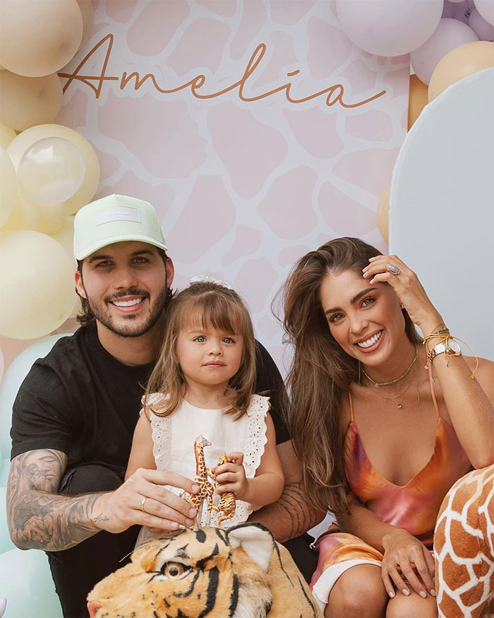 Trên trang cá nhân, người đẹp sinh năm 1995 thường xuyên khoe những khoảnh khắc đáng yêu, tình cảm với chồng và con gái.