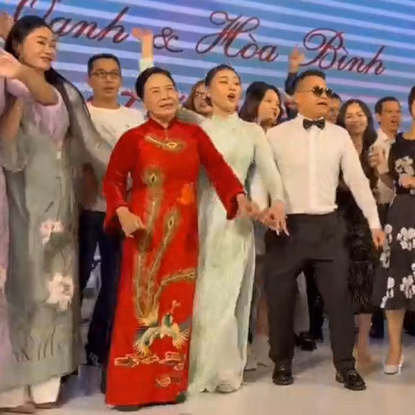 Mẹ chồng Phương Oanh cho biết, gia đình đón nhận Phương Oanh khi cô được Shark Bình đưa về nhà ra mắt. Bà khen con dâu là người đơn giản, chân thành và xinh đẹp. (Ảnh: Vietnamnet)