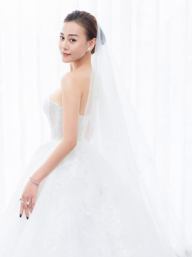 Mới đây, nữ diễn viên "Hương vị tình thân" cũng khoe vài bức ảnh cô đi thử váy cưới, chuẩn bị cho ngày trọng đại. (Ảnh: FBNV)