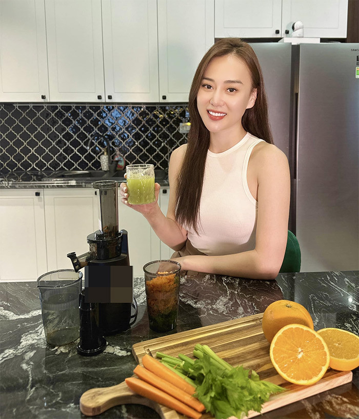 Người đẹp sinh năm 1989 cho biết, sau khi kết hôn, cô đặt gia đình lên ưu tiên hàng đầu nhưng không có ý định làm bà nội trợ toàn thời gian. (Ảnh: FBNV)