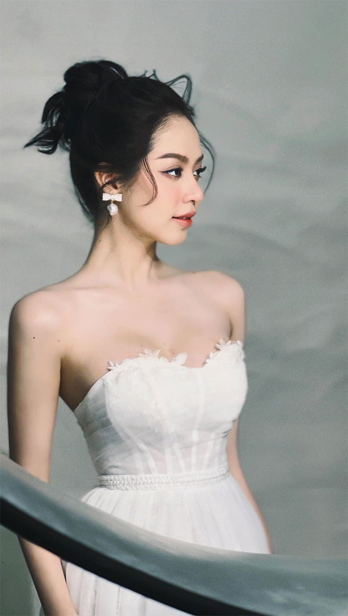 Người đẹp 21 tuổi tự tin hơn khi diện trang phục sexy sau khi sở hữu vòng 1 khủng.