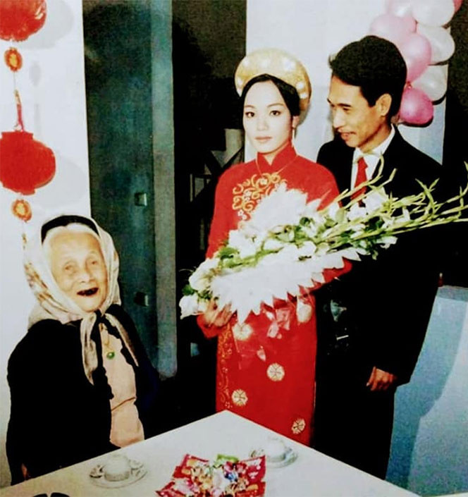 Nhan sac vo tre kem 25 tuoi cua nghe si Phu Don