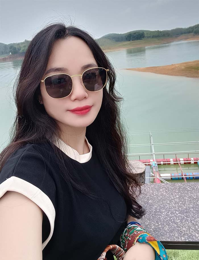 Vợ nam nghệ sĩ trẻ tới nỗi có lần cả gia đình đi chơi cùng nhau có người tưởng anh đẻ thưa, con gái lớn tướng mới đẻ thêm hai cháu nữa.