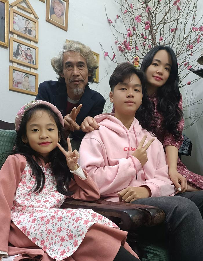 Hai người có với nhau hai con, một trai, một gái. Nam nghệ sĩ chia sẻ, nhiều khi đến đón con đi học, anh toàn bị nhầm là đến đón cháu.