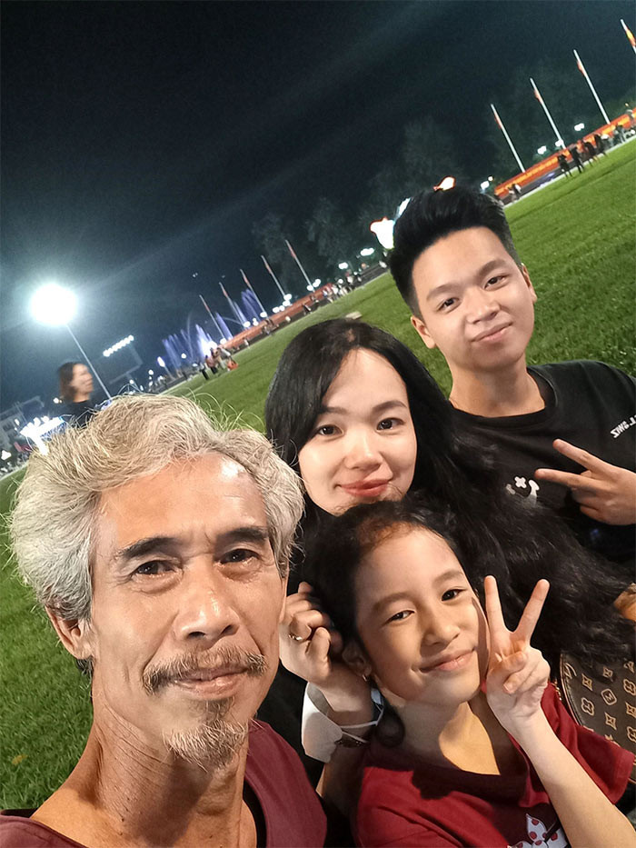 Mặc dù hơn vợ tới 25 tuổi nhưng cuộc sống hôn nhân của nam diễn viên sinh năm 1960 với vợ trẻ rất êm đềm.