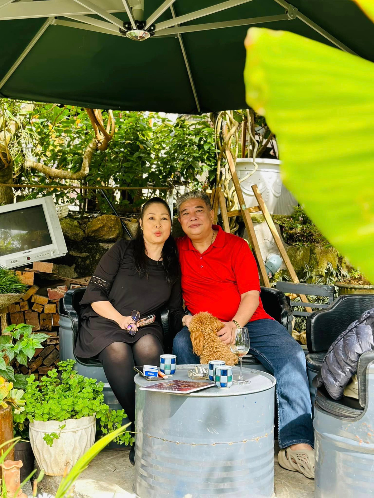 Trước đó không lâu, đạo diễn Lê Tuấn Anh - ông xã của nữ nghệ sĩ - cũng khiến nhiều người bất ngờ khi giảm được 42kg.