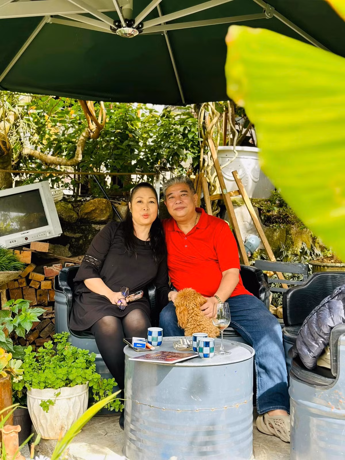 Trước đó không lâu, đạo diễn Lê Tuấn Anh - ông xã của nữ nghệ sĩ - cũng khiến nhiều người bất ngờ khi giảm được 42kg.