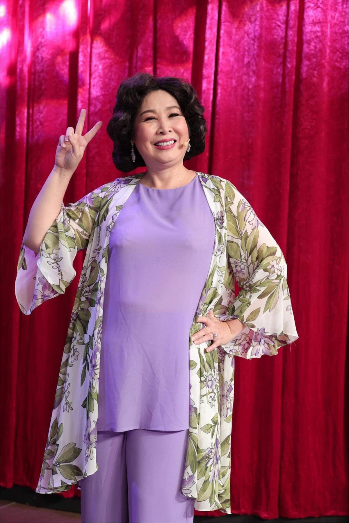 Chia sẻ với Dân Trí, nghệ sĩ Hồng Vân cho biết thời gian qua, cô đã giảm từ 86kg xuống còn 72kg. Để đạt được kết quả này, cô phải áp dụng chế độ ăn uống, tập luyện khoa học, có sự giám sát của bác sĩ.