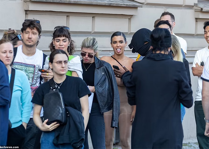 Người đẹp 28 tuổi tinh nghịch lè lưỡi trước ống kính của cánh săn ảnh. (Ảnh: Splasnews)