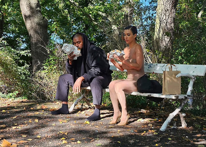 Sau khi mua được bánh, hai vợ chồng Kanye West ngồi trong một công viên ở Berlin để thưởng thức. (Ảnh: Splasnews)