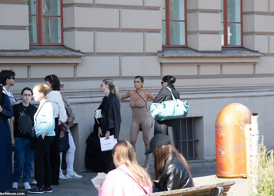 Nhiều người nhận xét Bianca mặc trang phục kiểu này như là không mặc gì và rất phản cảm. (Ảnh: Splasnews)