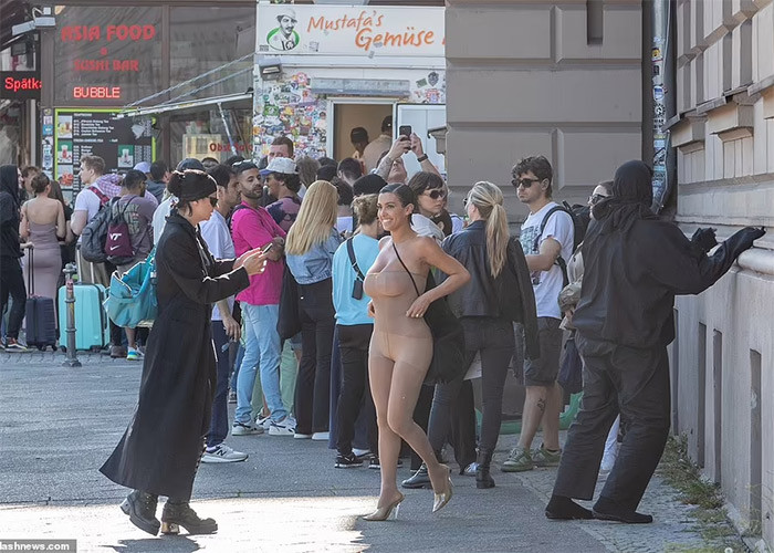 Vợ mới của Kanye West sở hữu body nóng bỏng nhưng style một màu và khoe thân quá đà của cô lại không nhận được lời khen. (Ảnh: Splasnews)