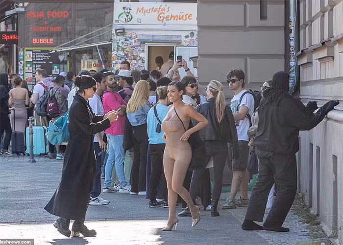 Vợ mới của Kanye West sở hữu body nóng bỏng nhưng style một màu và khoe thân quá đà của cô lại không nhận được lời khen. (Ảnh: Splasnews)