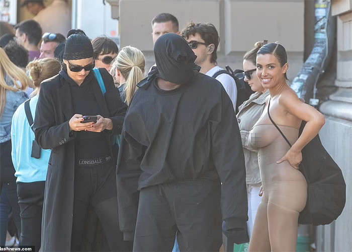 Bianca còn mỉm cười với cánh săn ảnh khi cô cùng chồng kiên nhẫn xếp hàng chờ đợi đến lượt mua bánh. (Ảnh: Splasnews)