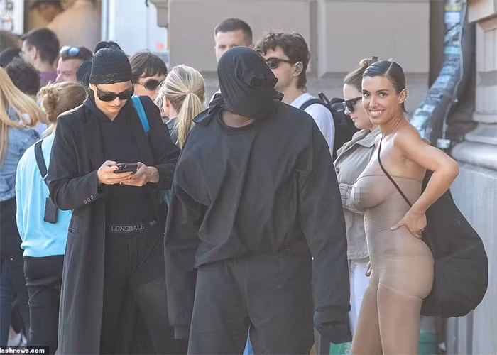 Bianca còn mỉm cười với cánh săn ảnh khi cô cùng chồng kiên nhẫn xếp hàng chờ đợi đến lượt mua bánh. (Ảnh: Splasnews)