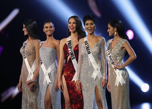 Cô đại diện Việt Nam tham dự cuộc thi Hoa hậu Hoàn vũ 2018 và xuất sắc lọt Top 5 chung cuộc. Cô cũng là đại diện Việt Nam đầu tiên giành chiến thắng danh hiệu Timeless Beauty - Vẻ đẹp vượt Thời gian 2018, đồng thời lọt Top 10 Hoa hậu của các hoa hậu 2018. (Ảnh: Reuters)