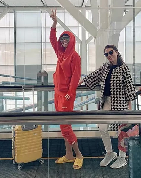 H'Hen Niê rất thích đi dép tổ ong và style của nàng hậu cũng rất giản dị, kể cả khi cô sang nước ngoài công tác. (Ảnh: Vietnamnet)