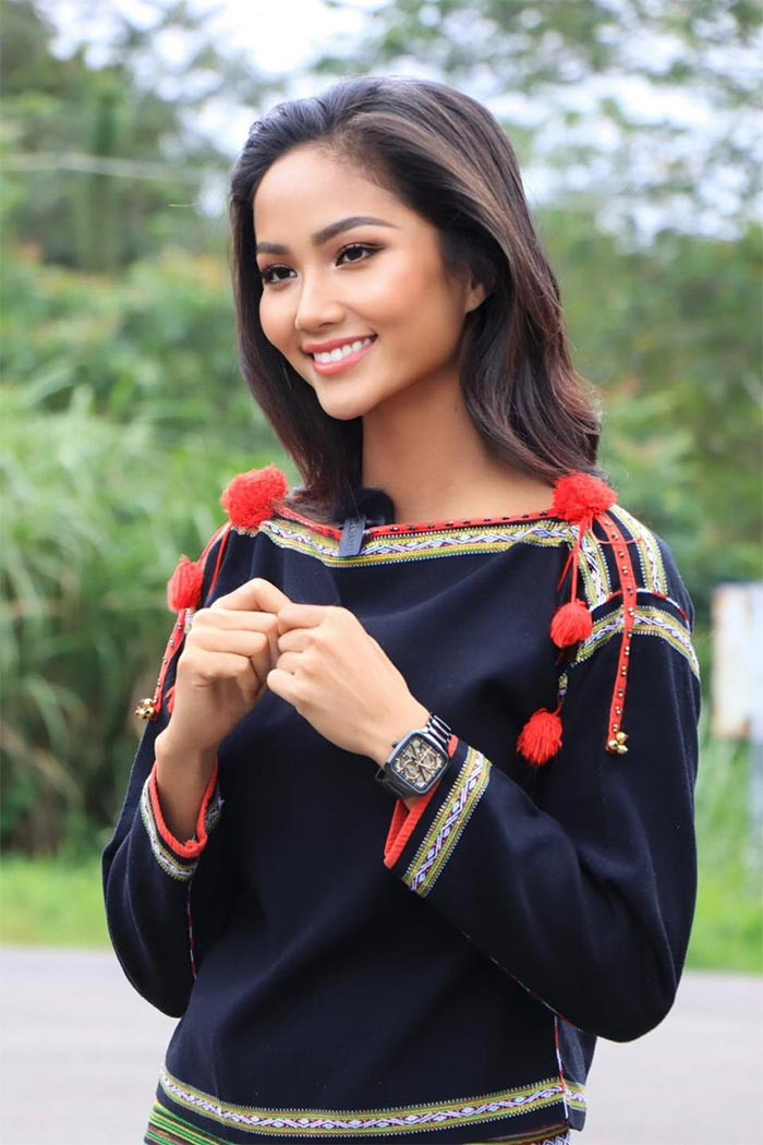 H'Hen Niê là người dân tộc Ê Đê và là cô gái dân tộc thiểu số đầu tiên tại Việt Nam giành vương miện Hoa hậu Hoàn vũ Việt Nam.
