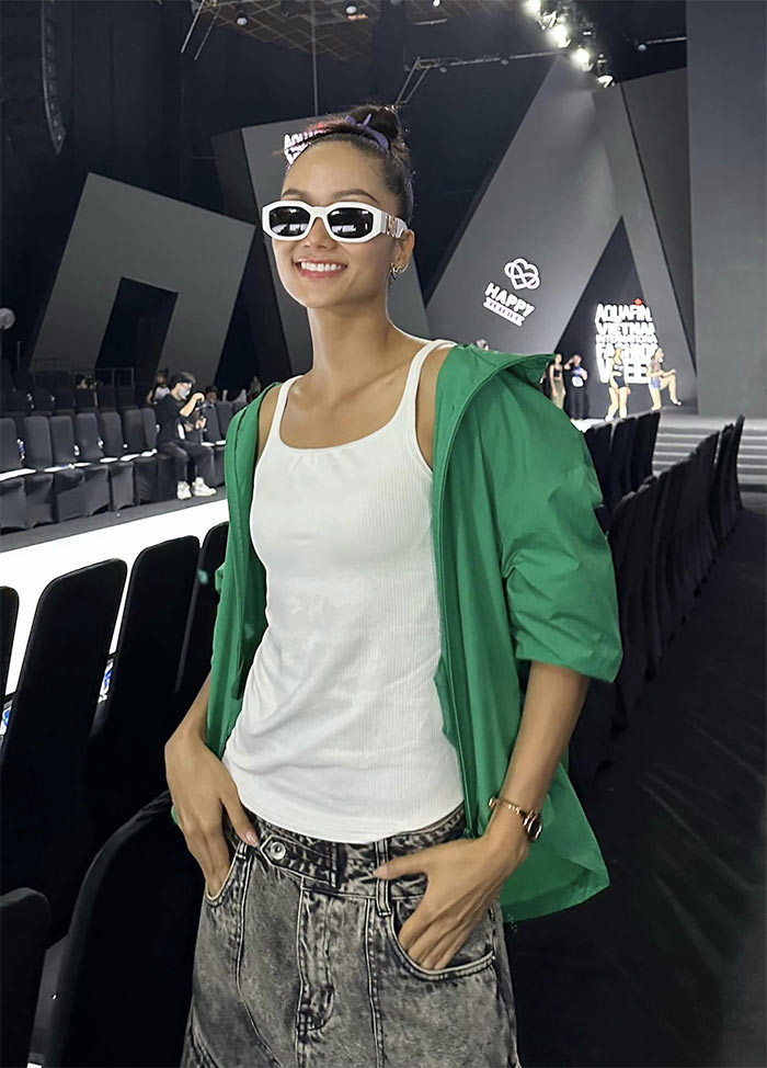 Cũng chính sự giản dị này mà Hoa hậu Hoàn vũ Việt Nam 2017 từng nhiều lần nhận bình luận tiêu cực vì không chú trọng vẻ ngoài. "Ngày xưa tôi thế nào, thì bây giờ vẫn thế... Tôi mỗi lần xuất hiện trên truyền thông luôn là cô gái được ê kíp yêu thương chăm lo make up, tóc tai, quần áo rất chỉn chu nhưng chỉ cần buông ra một cái tôi là tôi, không son phấn, make up....", Hoa hậu H'Hen Niê nói.